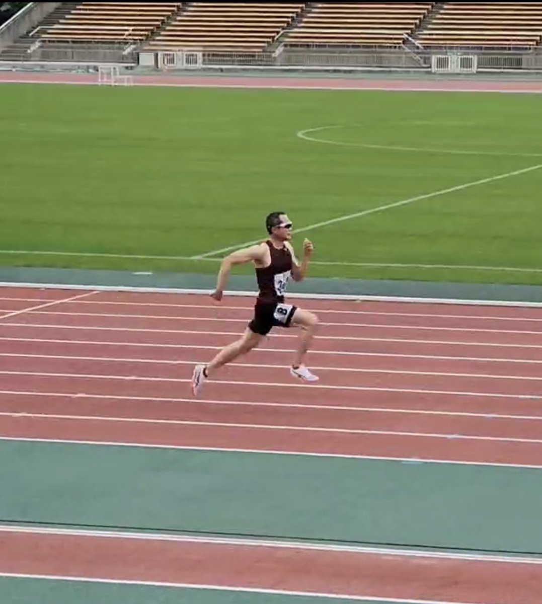 suzuka_city's tweet photo. 6月大阪マスターズ男子400m(M55)で54秒83の日本記録を樹立した米川さんが市長を訪問！
親子リレーの転倒を機に復帰し、5クラスで日本記録を更新。今季あと2秒の短縮、10月の全日本マスターズ優勝を狙います🥇
末松市長は「挑戦に感銘。怪我なく頑張って」とエール☺
#鈴鹿市 #陸上競技 #日本記録 https://t.co/nl4uJXk0sy