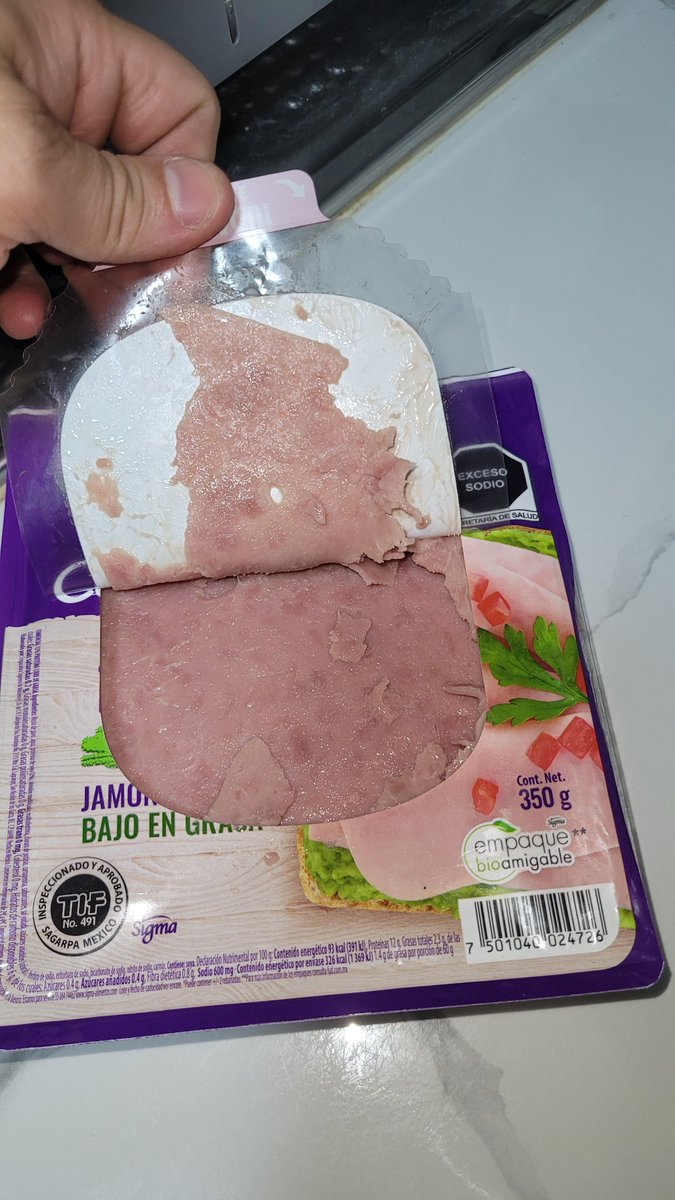 ELCapiCross's tweet photo. Yo sé que tenía que revisar el empaque antes de comprarlo, pero WTF?? @WalmartMexico cómo pueden tener esto a la venta ... y @FUD_Mx revisaría bien la fecha de caducidad porque si hoy está así, no me quiero imaginar dentro de 13 días que se cumple la fecha https://t.co/exuLjDMBRU