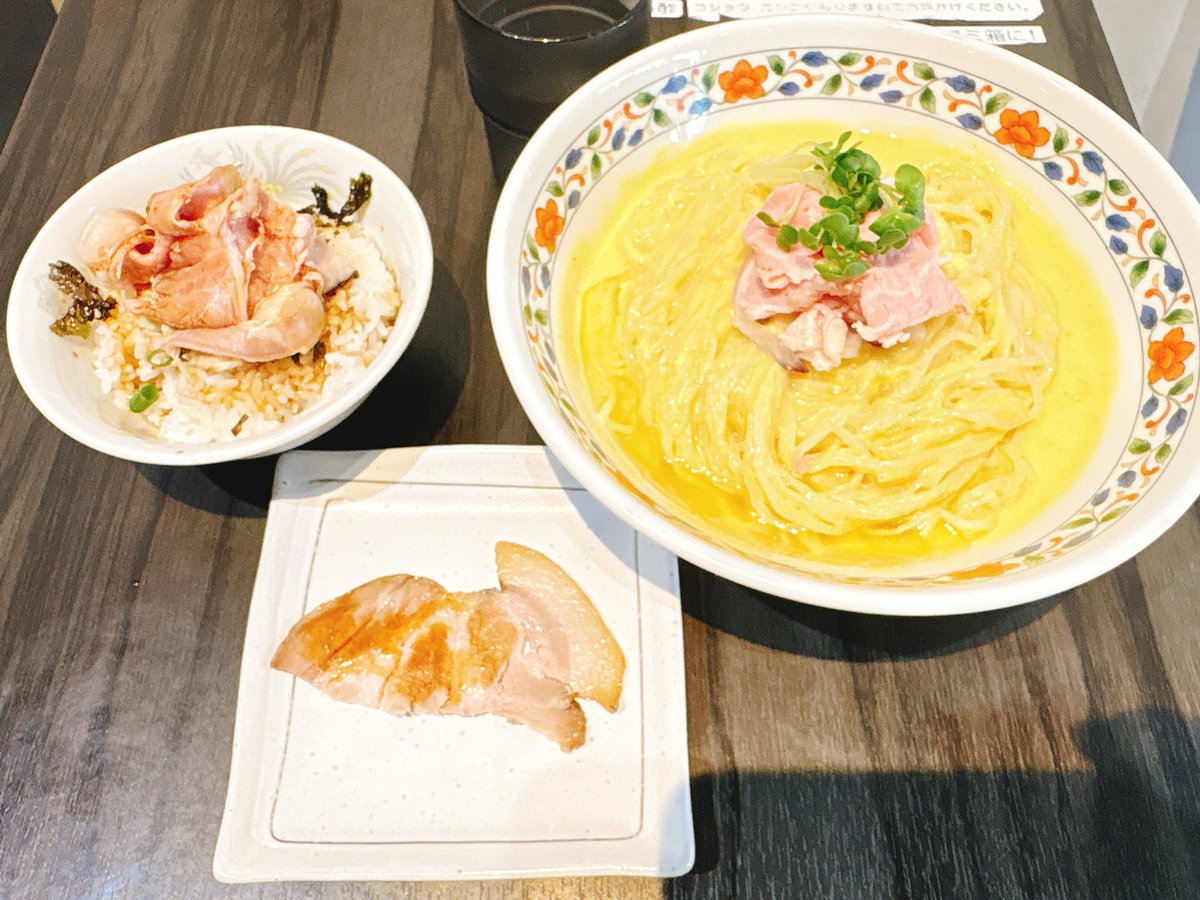 dayson4649's tweet photo. 浅草橋にて、ヌードル坊主n坊🍜[限定]冷Tとうもろこしメン➕麺大盛り➕チャーシュー丼🍥　

仕事の昼休みに麺活🦖🐾💨💨
今日は暑過ぎなので冷やし一択🎊　
　
気になってた限定麺‼️
冷製のコンポタージュスープは魚介系と煮干し香味油が🌽の甘味がマッチして極和出汁🌽で最高💯
冷水でしっかりと〆られてコシのある菅野製麺所の細麺も、スープの持ち上げもバッチリ🫶
近くの有名店の冷やし🌽🍜も美味しかったけど、こちらの🌽🍜も超絶美味かった🤤
チャーシュー丼はレアチャーシューでマヨとの組み合わせも相性抜群👌
また別皿で１枚だけついてくるチャーシューがタレも最高だがこれまた美味い🥩
接客も気持ち良く雰囲気も最高なお店で大満足でした🏆
ご馳走様でした🎵
#浅草橋ラーメン
#冷やしラーメン
#ヌードル坊主n坊