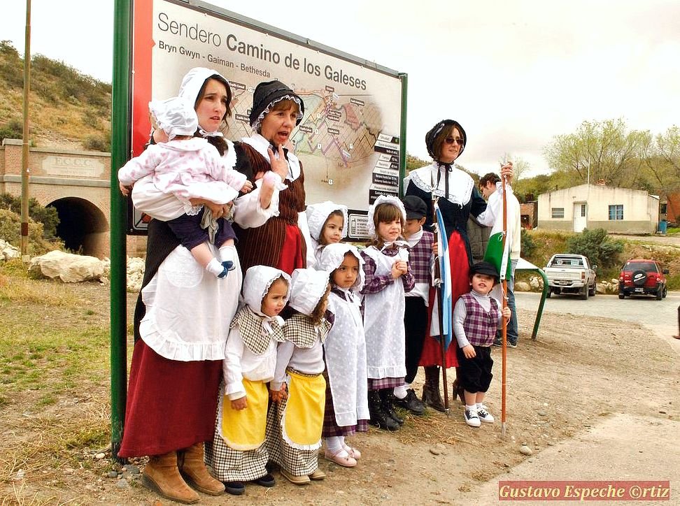 santiago_rtt's tweet photo. Este tipo no sabe que los galeses migraron a la Patagonia escapando de la opresión cultural inglesa para salvar su idioma. Hoy, Chubut tiene la mayor comunidad de habla galesa fuera de Gran Bretaña, y conviven con nosotros en absoluta paz y respeto desde 1865. https://t.co/0cloq30myd
