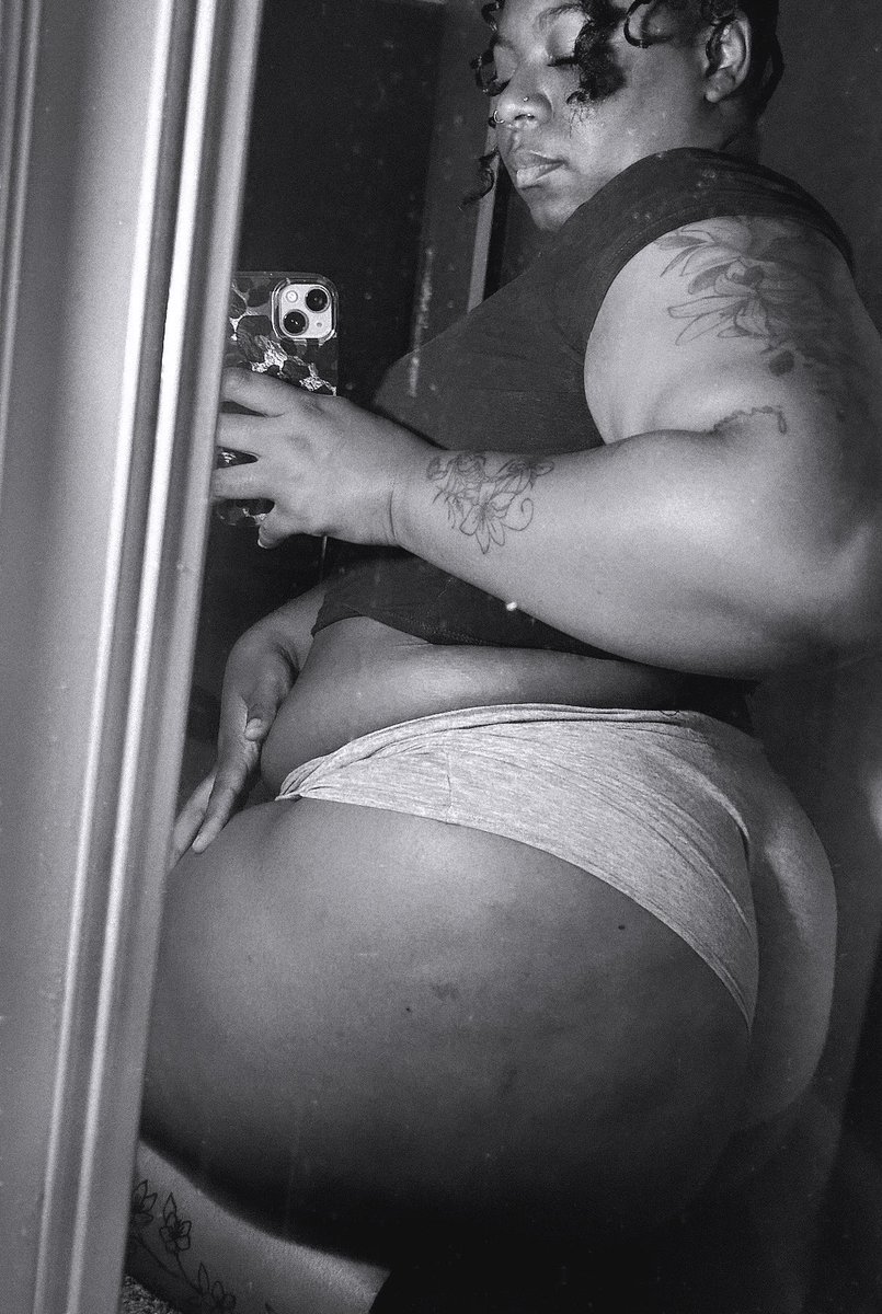 kiasarchivee's tweet photo. you think mirrors get tired of seeing me? #atl #nfs https://t.co/fKlbqEwQ3s