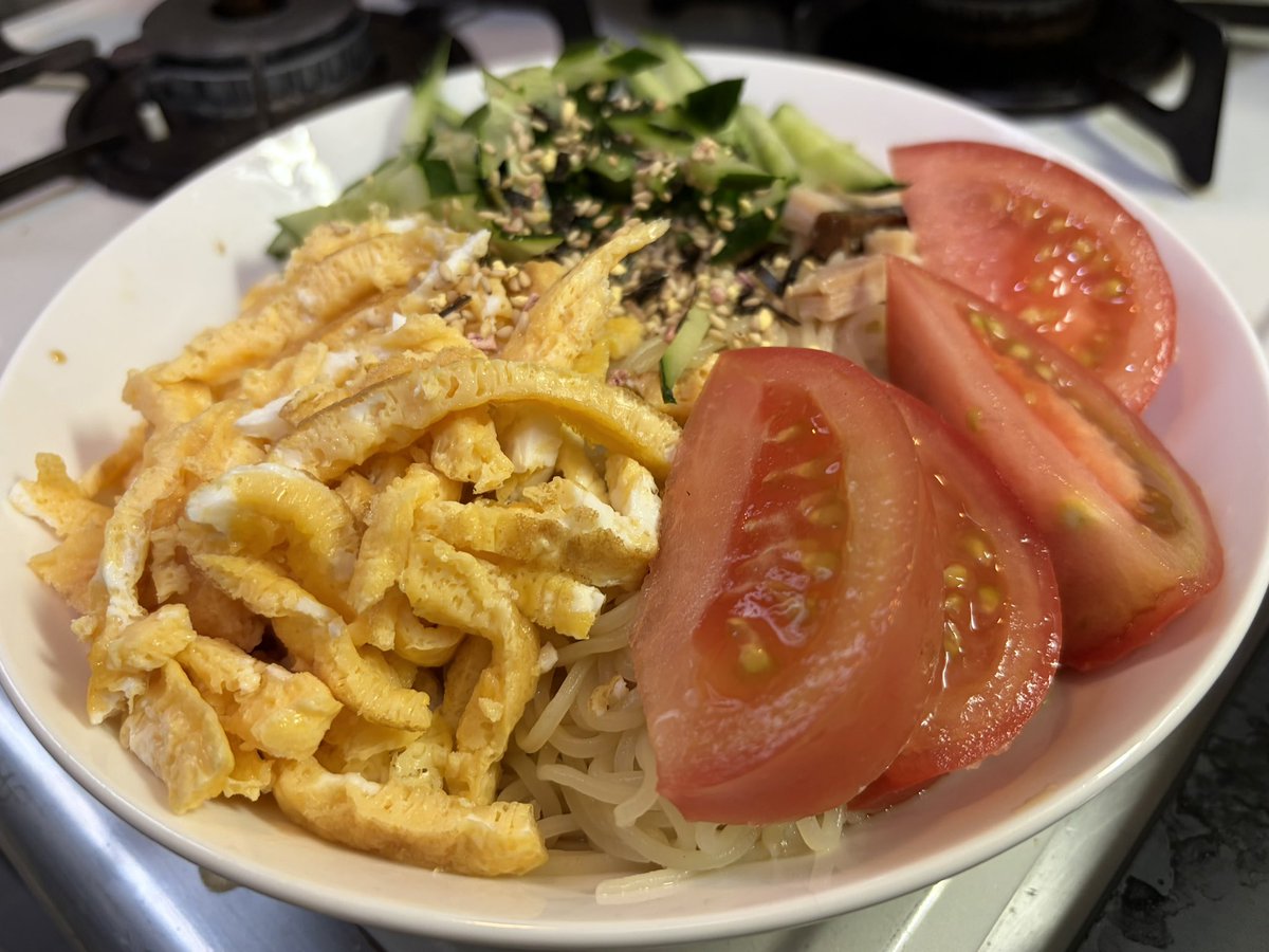 Jigoroh's tweet photo. 暑いので冷やし中華を作ってみたんだけど、錦糸玉子がなんだか玉子焼きの千切りみたいになってしまった。卵液の量が多かったらしい。(なんとなく気づいてはいた。) 
味は美味しかったのでよしとする。 https://t.co/Wq1TdPXVIE