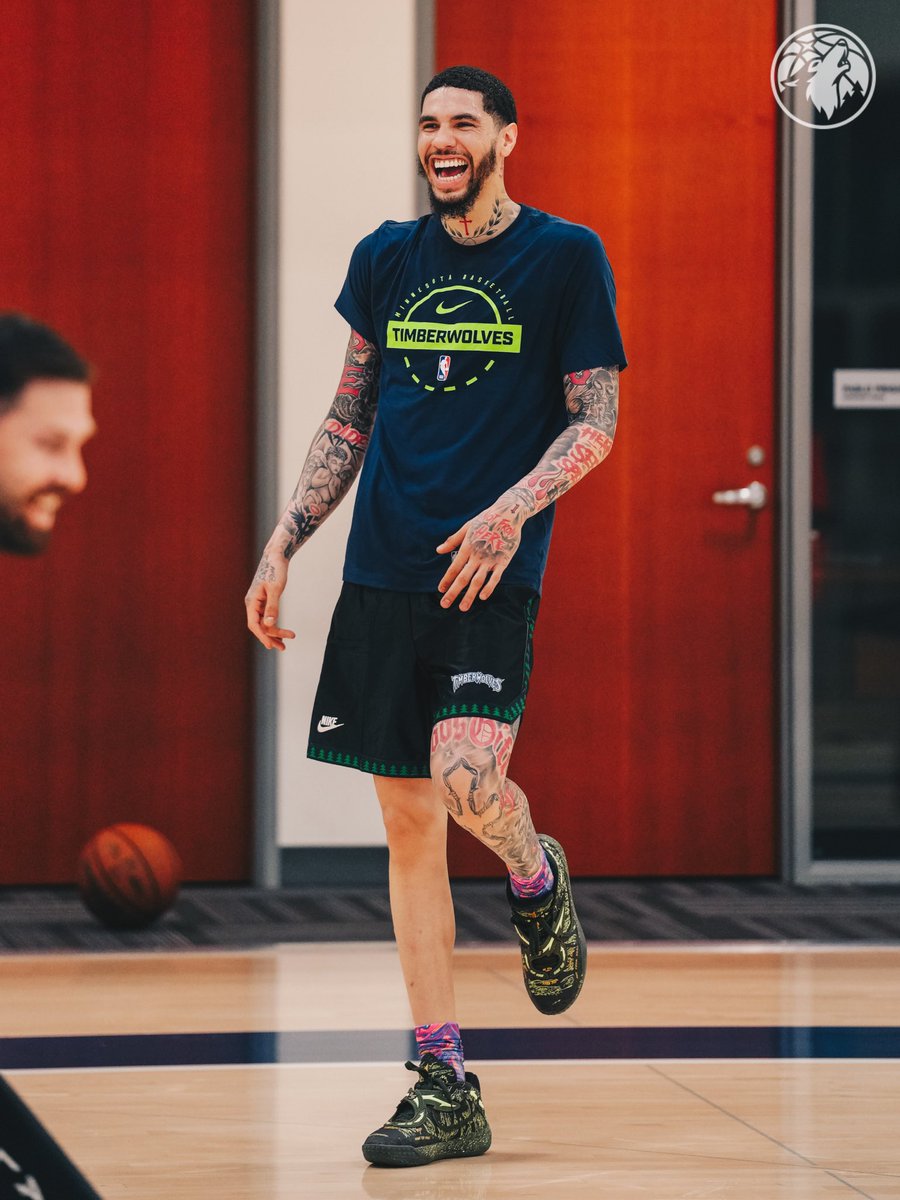 MVPLaMelo's tweet photo. @cambury @Timberwolves @DraeSantana @MELOD1P Looks very happy to me 🤷‍♂️ https://t.co/t5xuGk1jAx
