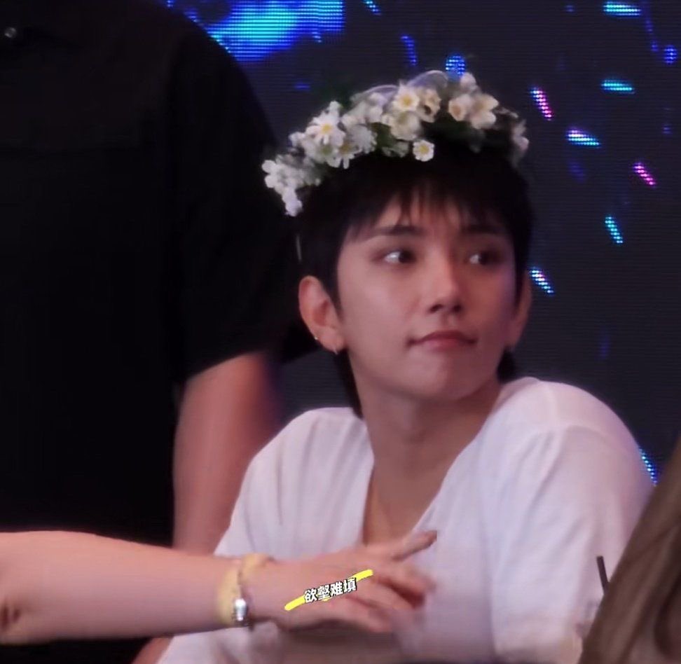 bamxbun's tweet photo. I know y’all are in love with long hair Joshua, but short hair Joshua hits different for me fr. You can literally see his whole beautiful face and cuteness clearly 😭 https://t.co/s8pjmu1COk