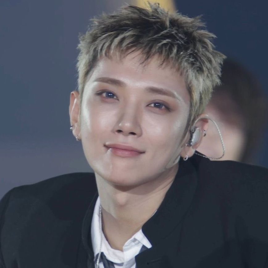 bamxbun's tweet photo. I know y’all are in love with long hair Joshua, but short hair Joshua hits different for me fr. You can literally see his whole beautiful face and cuteness clearly 😭 https://t.co/s8pjmu1COk