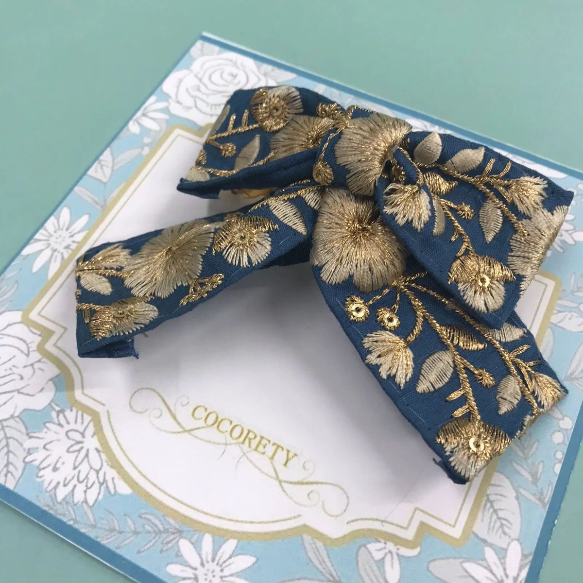 cocorety39's tweet photo. 【福祉施設制作】杏樹作　バレッタ「インド刺繍リボンのバレッタ」NO.5472で検索
このバレッタはネイビーに金色の花の刺繍がかわいくておすすめですよ。刺繍がとても細かくて上品ですよ。髪に付けるとふんわりおしゃれになって毎日使いたくなります。シンプルな服に合わせやすいデザインです。￥1,000 https://t.co/iQx8a6p80j