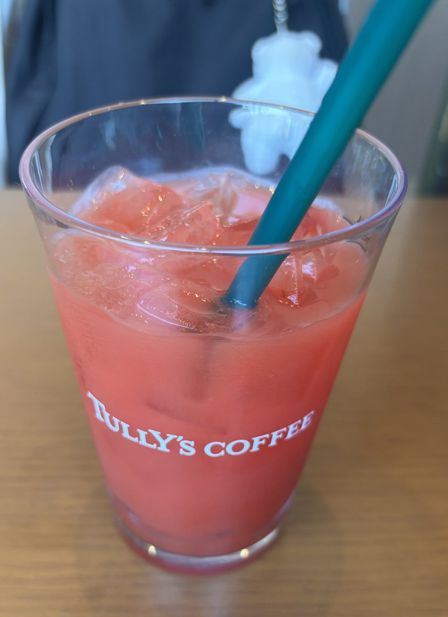 ginmun2611's tweet photo. タリーズさんのスイカジュース飲めました🥤
めっちゃ美味しかった😋

#タリーズコーヒー
#すいかスクイーズ https://t.co/hBBbSLozNw