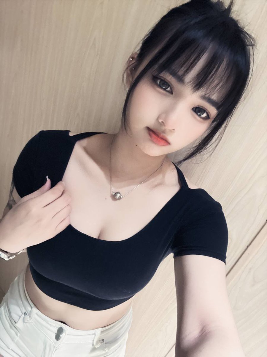 lei22206's tweet photo. 又是一個跟我說
你影片跟照片看起來很腫的客人
拍照的技術還被取笑
我不求拍的比本人瘦
但至少不要變胖呀
#腰酸背痛 #微肉女孩 #工作室 https://t.co/npkeKNnMDW