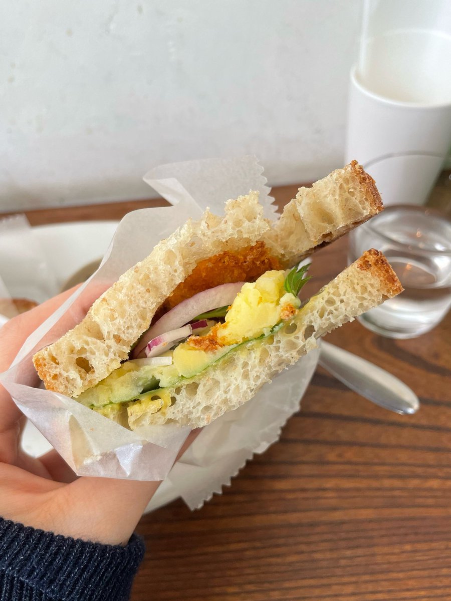 amaimonoshika's tweet photo. コーネル/天満橋
本日のランチ
アジフライと梅みそ、青じそのサンドウィッチ
かぼちゃのスープ デリ3種
週2回だけのランチ🍽️サンドイッチもデリもどれもおいしかった。しかし週2回しか空いてないのが、、、 https://t.co/hXZzZL9Gh6