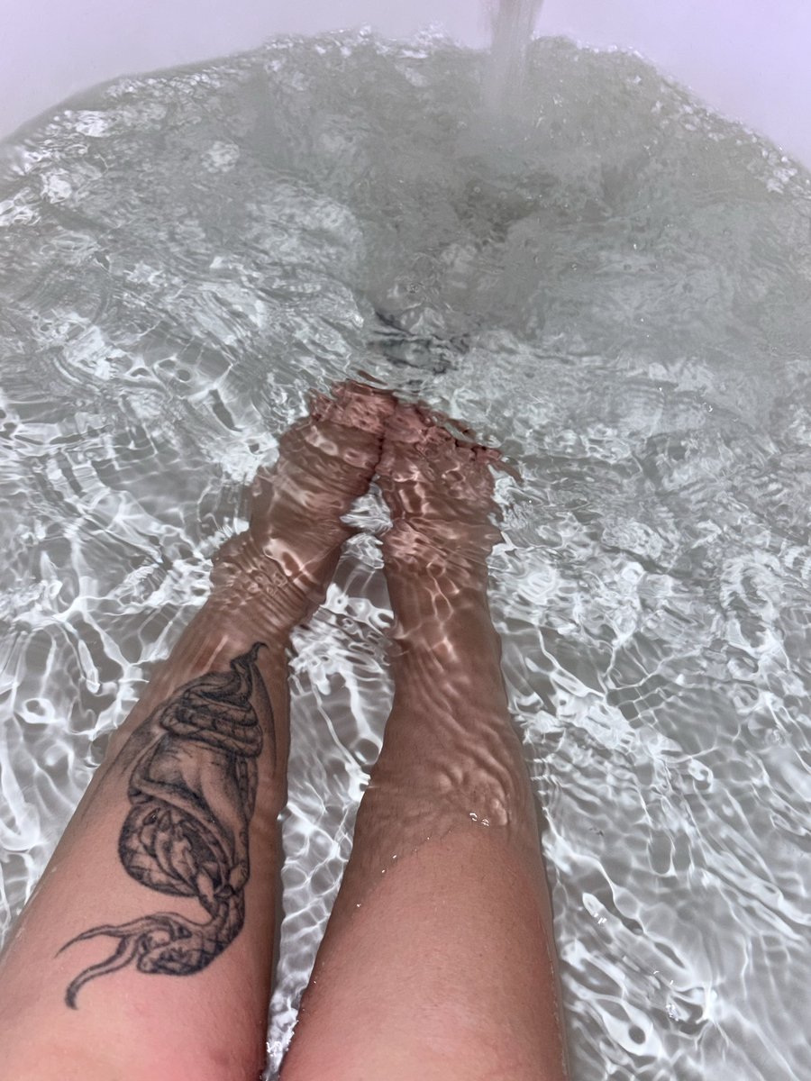 Diamondeyezz97's tweet photo. Who’s a good little foot boy and is gonna send a tip to see these all soaking wet https://t.co/lAfJcBuW83