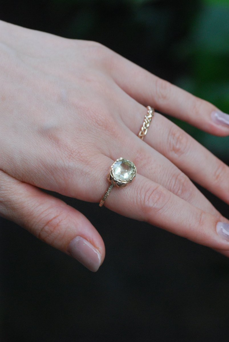 xx_moixx's tweet photo. 【 choux 】 × Cristobalite with Libyan Desert Glass

約2,900万年前、
砂漠に刻まれた、地球の記憶。

隕石衝突による超高温で誕生した
リビアングラスの中に咲く
白くやさしいクリストバライトの結晶

その景色は同じものが二つと存在しない
地球が描いた天然のアート https://t.co/oCAvMLC7XM