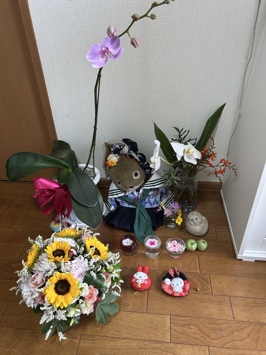 向日葵のフラワーアレンジメント、ピンクの胡蝶蘭、白い胡蝶蘭、青い霞