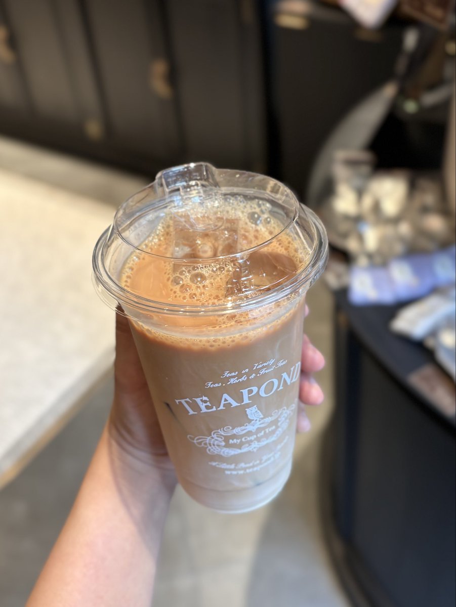 lilynyam's tweet photo. 麻布台ヒルズならTeapondでテイクアウトできるアイス���ルクティーも神、あっさり無糖でめちゃくちゃ茶葉感じるし、大容量でごくごく飲めるから嬉しい〜🙂‍↕️🤍本格ミルクティー好きにおすすめ https://t.co/kBJNnZhgvb
