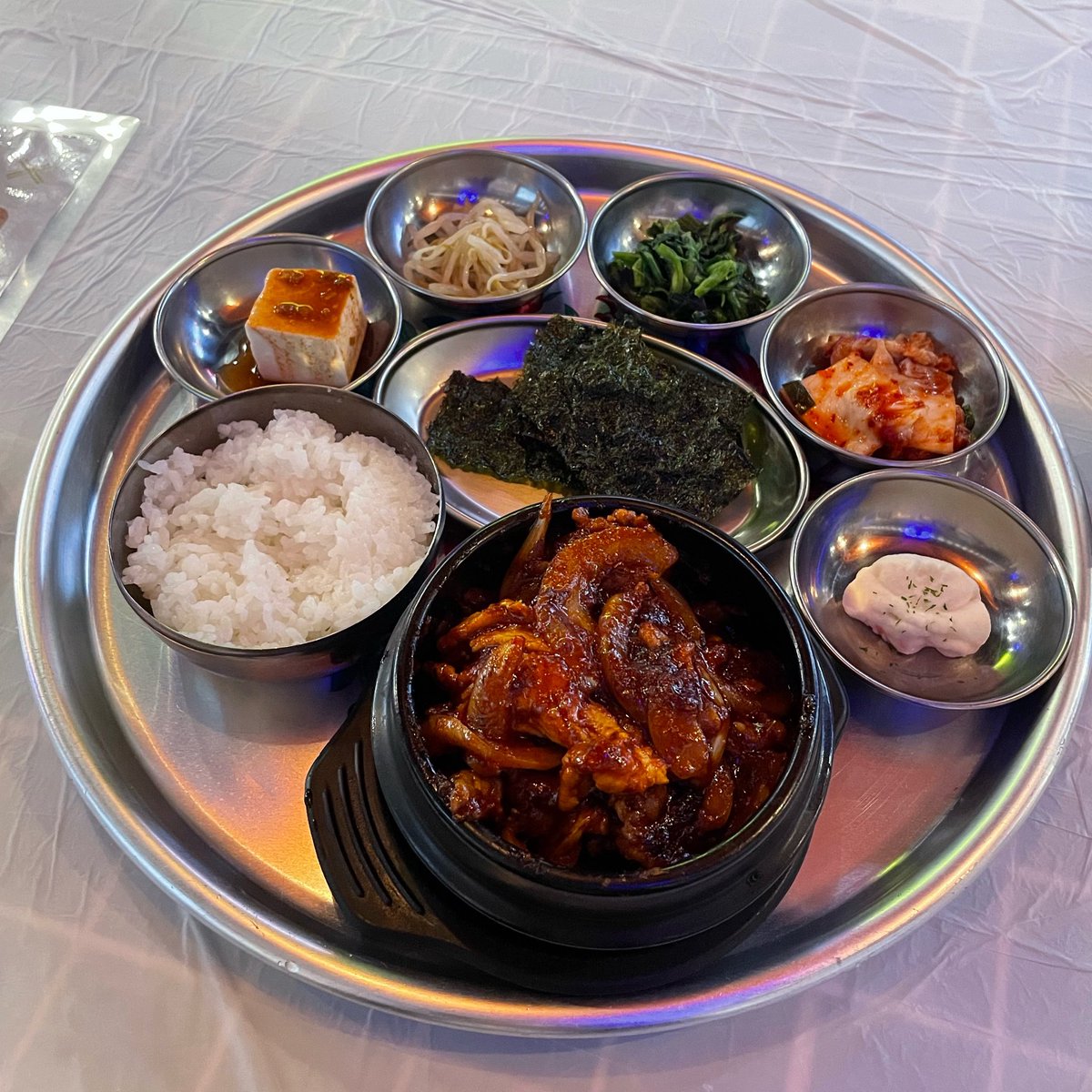 amaimonoshika's tweet photo. 谷四の韓国料理屋さん🇰🇷
ゼユッボクム定食、甘辛い豚肉の味噌炒め。結構辛め。でもアツアツおいしい。
付き合わせはポテサラだけ微妙だった https://t.co/UYMWuoVqf6
