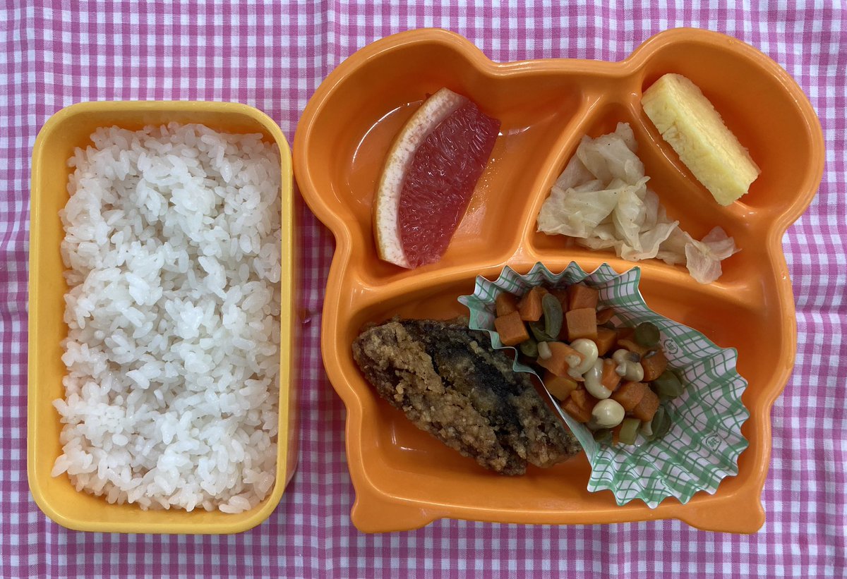 sankokg's tweet photo. ☀️今日の弁当給食☀️

🍴7月14日（火）🥢
🍱メニュー

ごはん
サバの竜田揚げ
五目豆
キャベツのおひたし
厚焼玉子
ピンクグレープフルーツ

いただきます😋

#港区立幼稚園
#港区幼稚園 https://t.co/5VnupZZPX1