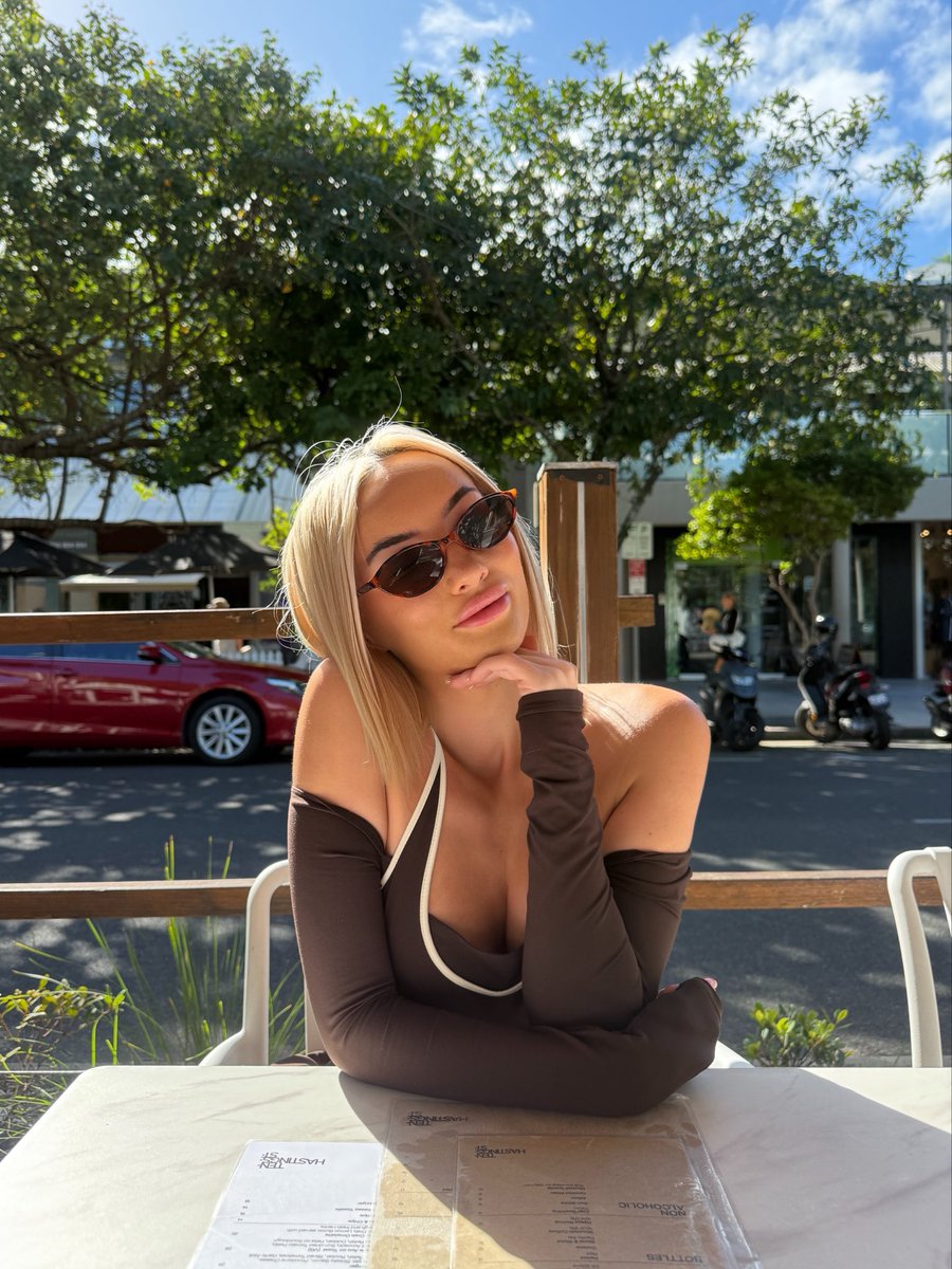rachelmar_y's tweet photo. In public VS in bed https://t.co/NDay7s3u2T