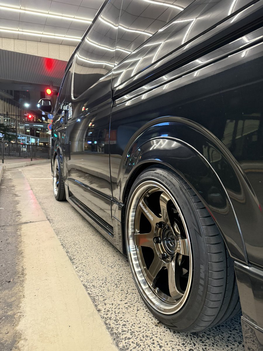 t_40000x's tweet photo. ハイエース一旦完成✌️
・フルモデリスタ（フロントリップ新型バージョンⅡ）
・シグネチャーイルミ
・バッドフェイス
・オーバーフェンダー
・リアエンブレムGR流用
・純正寒冷地テール
・全面5%
・現行フォグ化
・TE37SB tourerSR 8.5J+22 通し
仕事車なのでタイヤはケチりました。。 https://t.co/dPgpMdXqfa