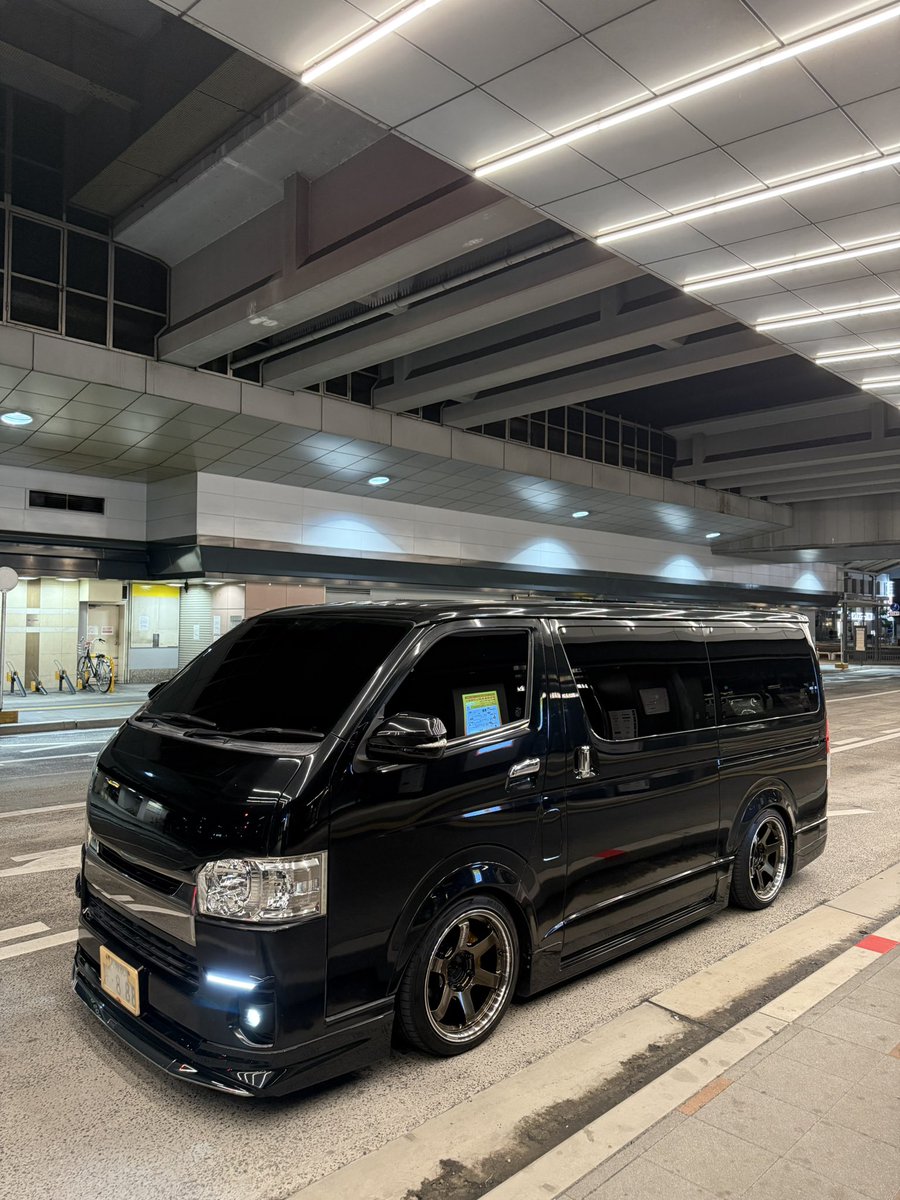 t_40000x's tweet photo. ハイエース一旦完成✌️
・フルモデリスタ（フロントリップ新型バージョンⅡ）
・シグネチャーイルミ
・バッドフェイス
・オーバーフェンダー
・リアエンブレムGR流用
・純正寒冷地テール
・全面5%
・現行フォグ化
・TE37SB tourerSR 8.5J+22 通し
仕事車なのでタイヤはケチりました。。 https://t.co/dPgpMdXqfa