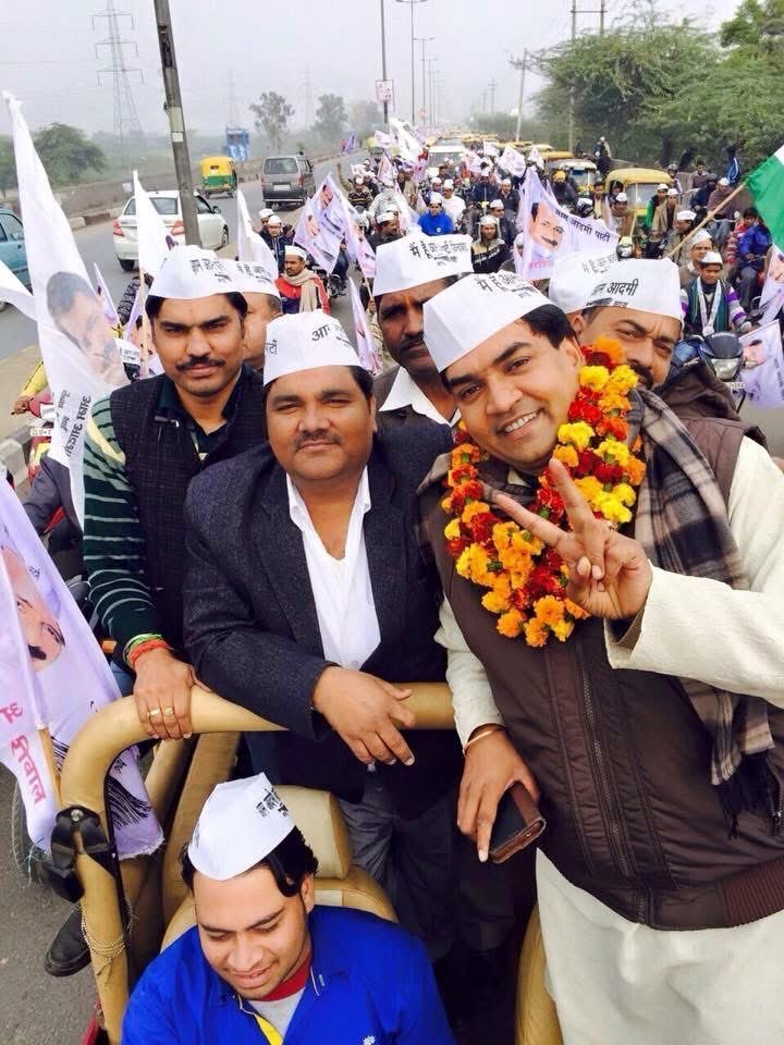 eOpinionPolls's tweet photo. ताहिर हुसैन की सबसे ज्यादा नजदीकियां कपिल मिश्रा से थीं..

आपको ये जानकर हैरानी होगी कि दिल्ली दंगे में एक गुट का नेतृत्व ताहिर हुसैन कर रहा था और दूसरे का कपिल मिश्रा..

2025 में बीजेपी को जिताने के लिए ताहिर को चुनाव भी लड़वाया गया..

🔹क्या दिल्ली दंगा एक सोची समझी साजिश थी? https://t.co/zY0YIjn6EL