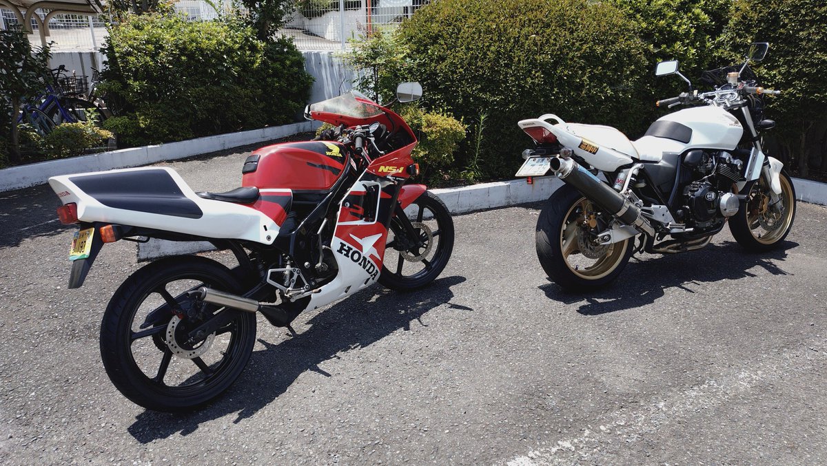 310NC39spec3's tweet photo. 車検切れ要整備のCB400SF
と、要整備の盆栽NS-1…
カバー外してお洗車しました😶‍🌫️ https://t.co/FBWHSG1n0o