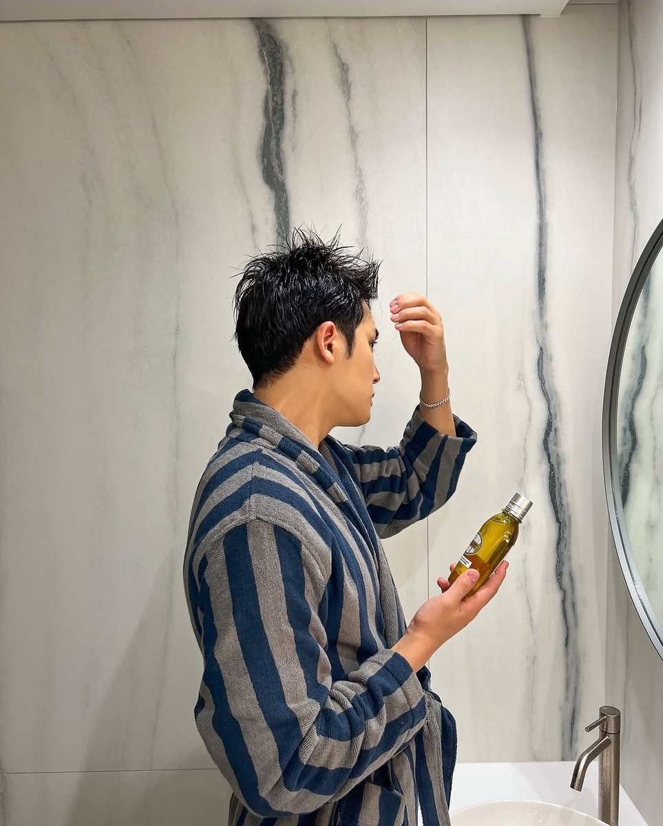miguonewoo's tweet photo. dindingnya... bathrobenya... difotoin ayangnya di kamar mandi.... https://t.co/5X72JMLVvY