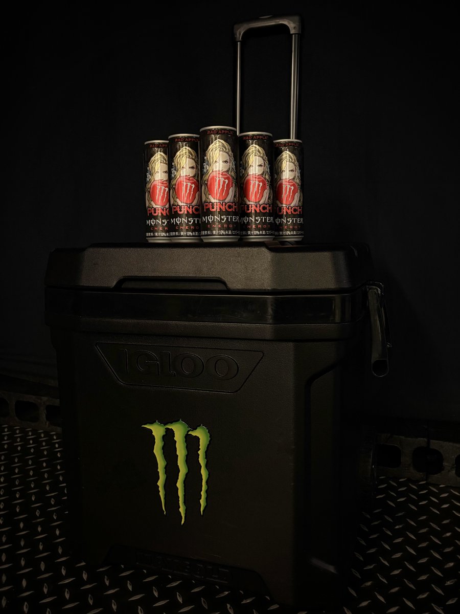 MonsterEnergyJP's tweet photo. ローソン限定🔥

この夏の必須ギアになること間違いなし⚡
モンスター限定クーラーボックスが当たる💥
バッドアップル1ケースもセットで手に入るチャンス🍎🖤

キンキンに冷えたモンスターを詰め込んで、最高の夏にしようぜ😎 https://t.co/hZ7VaXKO2s