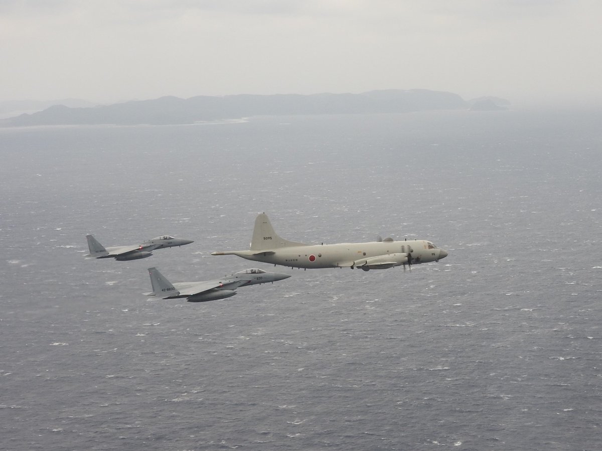 jgsdf_wa_rec's tweet photo. おはようございます。
本日は、【空自F15と海自P‐3C】です。なかなか貴重な写真ですね！
#Fー１５　#Pー３C　#航空自衛隊　#海上自衛隊 https://t.co/k2tyoQ84vq