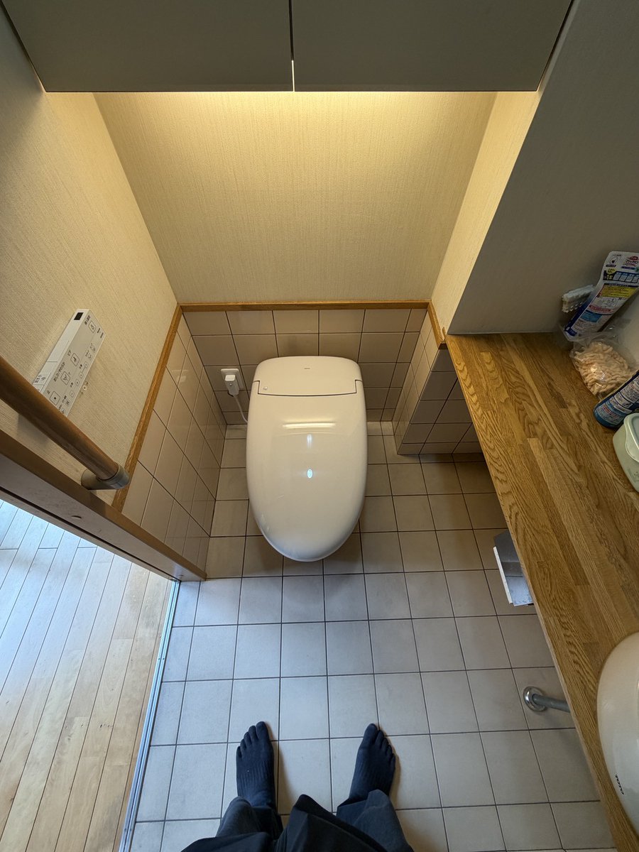 APShomes2841's tweet photo. トイレのリフォーム工事をしました。工事時間は３時間程です。取替の理由は機能部からの水漏れ。１５年以上経過してた為、新しくしました。お手入れが楽になる
便器きれい機能→便器に除菌水をミスト。汚れを付きにくくしてくれます。水廻りの工事もお任せください。 https://t.co/lFeGpG1n6y