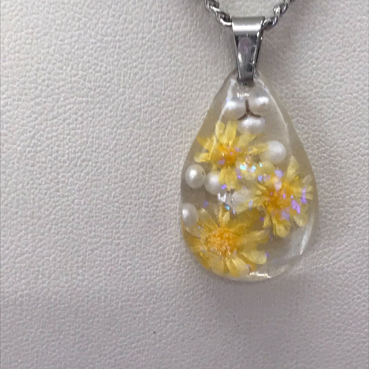 cocorety39's tweet photo. 【福祉施設制作】山桜うさぎ作　ペンダント　「春の黄色の花」NO.4943で検索
透明な樹脂の中に黄色い花とパールが閉じ込められた涙型のペンダントです。キラキラ光るラメが華やかでパールが上品。シルバーチェーンで首元に優しく落ちて可愛く見えます。身につけると嬉しいのでおすすめですよ。￥2,000 https://t.co/oQtZ5yEoVj