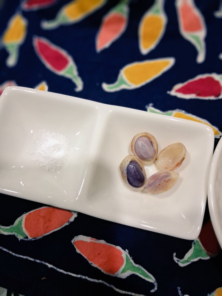I_jakarta7's tweet photo. 🇮🇩一時帰国から久しぶりのジャカルタ

パサールでKacang Bogorを発見👀

蒸して、仕上げは最強の「ろく助の塩」

これが…
🌰栗とじゃがいもの間みたいにホクホク。
おつまみに最高🍺

ただ一つ注意⚠️

美味しすぎるのは人間だけじゃない。虫も大好きでした😂🐛

#ジャカルタ生活 #インドネシア駐在妻 https://t.co/b2GWjMOUaZ