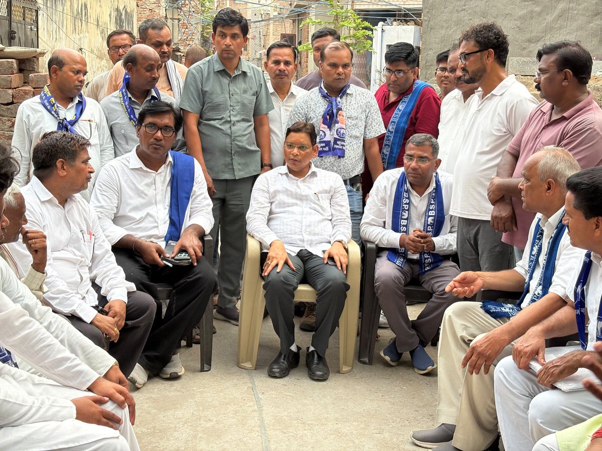 KumarSudeshArya's tweet photo. #जुल्म_जुर्म_के_खिलाफ_बीएसपी_एकमात्र_उम्मीद_है
बहुजन समाज पर बीत रहे भीषण शोषण अत्याचार के खिलाफ -बहुजन समाज पार्टी दिल्ली प्रदेश "संविधानिक रूप से -सड़क से संसद" तक दिल्ली में गटर सफाई में मरने वाले हमारे भाईयों को न्याय दिलाने और अपने पीड़ित परिवारों को ढढांस हिम्मत व आर्थिक मदद बढा़ने के लिए सर्वसमाज की मसीहा आदरणीय बहनजी के दिशानिर्देश में #बीएसपी सांसद मान्य रामजी गौतम सर आवाज़ उठा रहे है। 
साथियों आप सभी को बिदित है देश में कहीं सामाजिक शोषण, आर्थिक शोषण,सरकार की लापरवाही से  गटर में मजबूरी बस उतर कर मरने वाले परिवारों को बीएसपी हर सम्भव सरकारी मदद करवाने के लिए प्रतिबद्ध रहती है. 
राज्यसभा सांसद बसपा मान्य रामजी गौतम सर दिल्ली के सुल्तानपुर माजरा में सफाई के दौरान मौत होने वाले लोगों के परिवार को न्याय दिलाने के लिए संघर्षरत है .
जयभीम जयबसपा मान्य बहन कु मायावती जी जिंदाबाद जिंदाबाद  @Mayawati @AnandAkash_BSP @ramjigautambsp @ArunSagar0 @Navaneetkumar__ @ankur_baudh @SomvirSingh_ @harkesh29887135