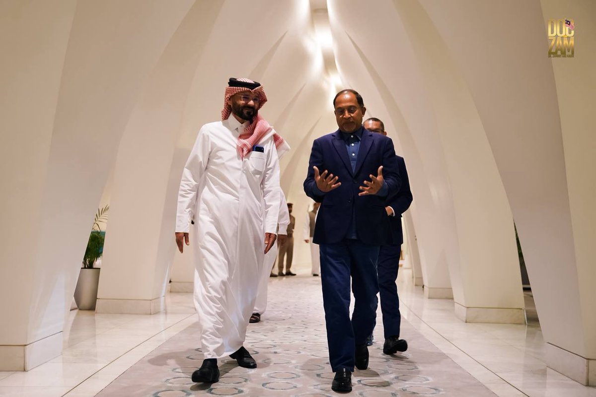 ZambryOfficial's tweet photo. Awal pagi tadi saya tiba di Doha, Qatar bagi mewakili Kerajaan Malaysia untuk menzahirkan penghormatan akhir buat Almarhum Ayahanda Amir Qatar, Sheikh Hamad bin Khalifa Al Thani. 

Saya akan melakukan kunjungan ke atas Yang Mulia Sheikh Tamim bin Hamad Al Thani, Amir Qatar, di Istana Lusail yang dijadualkan pada hari ini insyaAllah. 

Malaysia menyampaikan ucapan takziah kepada kepimpinan serta seluruh rakyat Qatar atas kepulangan ke rahmatullah Almarhum Ayahanda Amir Qatar, Sheikh Hamad bin Khalifa Al Thani.

#MalaysiaQatar🇲🇾🇶🇦