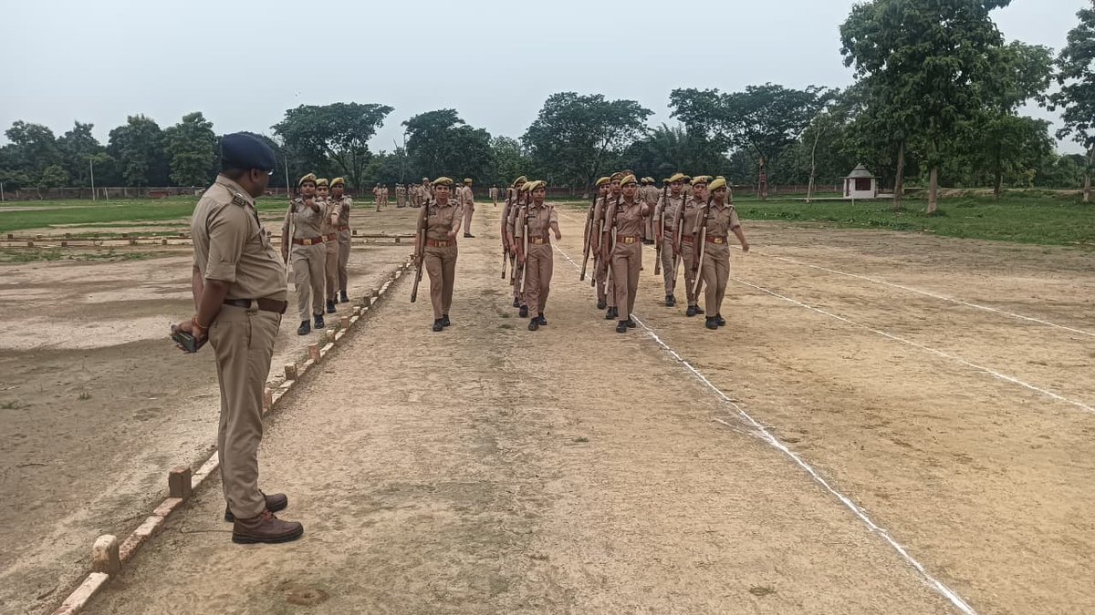 balrampurpolice's tweet photo. #BalrampurPolice
#AddlSP द्वारा मंगलवार की साप्ताहिक परेड के अवसर पर पुलिसकर्मियों को शारीरिक व मानसिक रूप से फिट रहने के लिए लगवाई गयी दौड़-
एकरूपता व अनुशासन बनाए रखने के लिए टोलीवार कराई गई ड्रिल- https://t.co/1fWogrRbBK