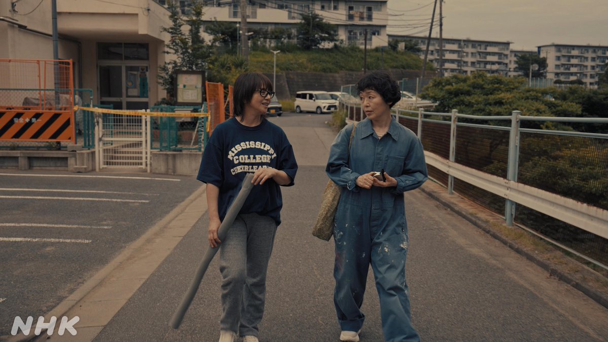 NHK_PR's tweet photo. 【 #小泉今日子 × #小林聡美 】

今夜から #団地のふたり 地上波で放送です。

全10話、毎週火曜夜10時、総合テレビです。

団地で育ってきた幼なじみの2人。
若い頃は色々あったけれど、今は50代独身で実家暮らしの日々、はじまります。

▼第1話の見どころを読む▼
https://t.co/ctCHd0SOb6 https://t.co/jnKc4RTF0u