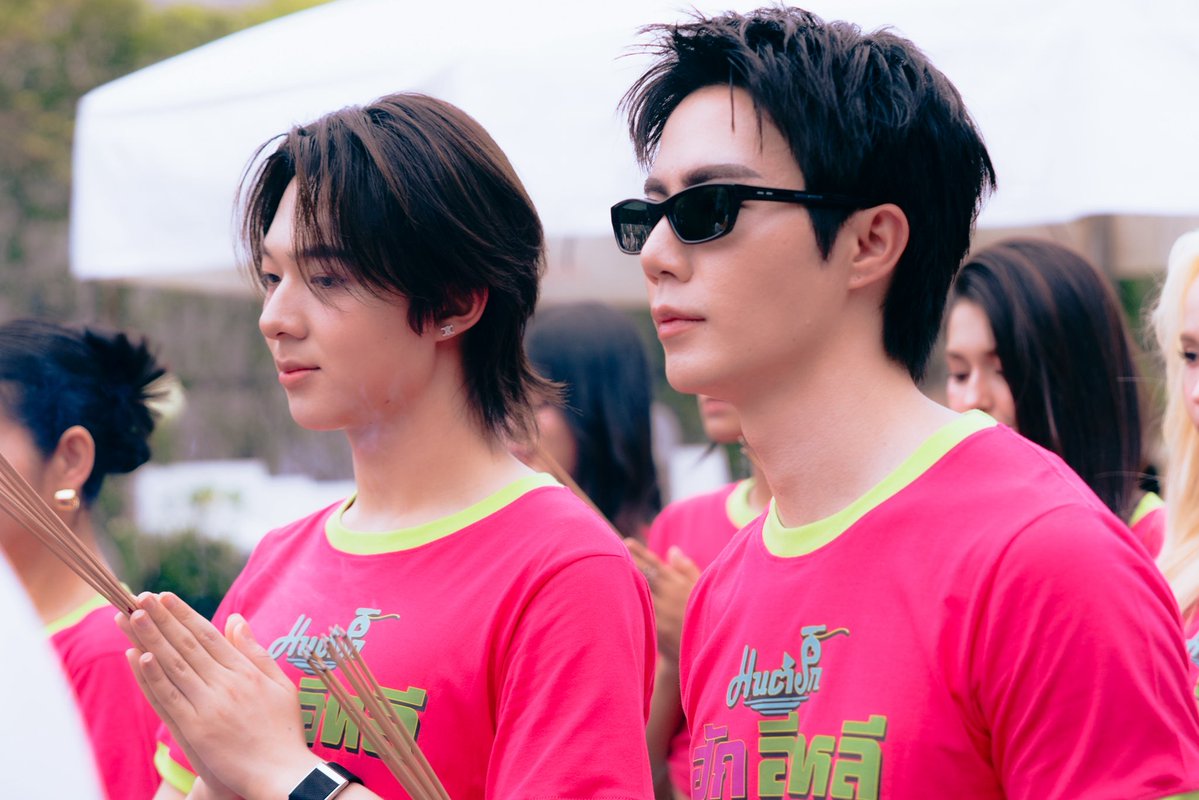 WEED_ENT's tweet photo. ‘ซี - นุนิว’ เตรียมเสิร์ฟความแซ่บ พลิกคาแรคเตอร์ใหม่ ที่อรรถรสกว่าเดิม ม่วนแน่ Musical Boy Love เรื่องแรก ในซีรีส์ ‘มนต์รักฮักอีหลี HUG E-LHEE : Somtum Rhapsody’

#บวงสรวงมนต์รักฮักอีหลี
#ZeeNuNew #ZeePruk #NuNew 
#มนต์รักฮักอีหลี
#HUGELHEETheSeries
#MandeeWork

ถือฤกษ์ดีบวงสรวงเปิดกล้องซีรีส์ ‘มนต์รักฮักอีหลี HUG E-LHEE : Somtum Rhapsody’ ที่จะเต็มไปด้วยความแซ่บ ความนัว ครบเครื่องความสนุก ที่ ‘ดูมันดิ’ กล้าลุย กล้าทำ กล้าที่��สิร์ฟอรรถรสใหม่ ๆ ให้วงการกับซีรีส์ Musical Boy Love เรื่องแรก ด้วยการพัฒนาด้านความบันเทิงของบอสใหญ่ ‘อ๊อฟชั่น กิตติพัฒน์ จำปา’ พร้อมนำหนึ่งก้าวผ่านไอเดียใหม่ ๆ ให้น่าสนใจในการทำซีรีส์ โดยเป็นผลงานภายใต้การผลิตของ ‘บริษัท มันดีเวิร์ค จำกัด’ ซึ่งทีมนักแสดงนำ ทั้ง ซี พฤกษ์ พานิช, นุนิว ชวรินทร์ เพริศพิริยะวงศ์, ป๊อปปี้ รัชพงศ์ อโนมกิตติ, ฮาย อาภาพร นครสวรรค์, เปา เปาวลี พรพิ��ล กิจเจริญ, ฝน ธนสุนทร, แฮนน่า โรสเซ็นบรูม, จัสมิน มะลิ มาริสา ฮิวส์, มาง ปิยธิดา เล็กกลาง, มนัสสิตา จารุศะศิ, ธนวัฒน์ เชี่ยวอร่าม และ โบนัส ณัฏฐภาส วงศ์วราวิภัทร์  ร่วมพิธีบวงสรวงเพื่อความเป็นสิริมงคล เมื่อวันที่ 13 กรกฎาคม 2569 จัดขึ้น ณ บริเวณดาดฟ้าชั้น 6 โครงการ Phenix Pratunam

สำหรับซีรีส์ ‘มนต์รักฮักอีหลี HUG E-LHEE : Somtum Rhapsody’ เป็นอีกหนึ่งผลงานที่แฟน ๆ รอติดตาม ถือเป็นการพลิกคาแรคเตอร์ใ���ม่ของ ‘ซี - นุนิว’ ที่จะได้ปล่อยจอยไปกับความสนุก จัดจ้านด้วยบทบาท และ ‘นุนิว’ ยังได้เพิ่มสกิลการแสดงทั้งเป็นฝาแฝดและการพูดภาษาอีสานที่ตั้งใจฝึกพูดเกินร้อยเพื่อให้สำเนียงเป๊ะที่สุด และเรื่องนี้ยังเติมความนัวเข้าไปอีกด้วยการยกศิลปิน T-POP รวมถึงตัวแม่วงการเพลงลูกทุ่งมาร่วมสร้างสีสัน ให้สมกับการเป็นซีรีส์มิวสิคัล

โดย ‘ซี - นุนิว’ และทีมนักแสดง เผยว่า “ได้อ่านเรื่องย่อก็น่าสนใจมากแล้ว เห็นถึงสีสันและความสนุกในการถ่ายทำ เรื่องนี้มีทั้งทีมนักแสดงของดูมันดิ เพื่อน ๆ นักร้อง T-POP รวมถึงพี่ ๆ นักร้องลูกทุ่งที่มาร่วมแสดงในเรื่องนี้ ทิ้งภาพจำที่เคยเห็นกันได้ เพราะเรื่องนี้จะเป็นบทบาทใหม่ของทุก��น และยังได้ฟังเพลงหลากหลายแนวจากนักร้องในเรื่องอีกด้วย”
มนต์รักฮักอีหลี HUG E-LHEE : Somtum Rhapsody ผลงานการกำกับของ ‘จิรวัฒน์ โตสุวรรณ’ เรื่องราวสงครามระหว่างร้านส้มตำและร้านอาหารฟิวชั่น กับจังหวะที่เหมือนจัดสรรให้ทุกอย่างเกิดขึ้นจนต้องมีเรื่องชุลมุน เมื่อร้านส้มตำมีลูกชายกลับมาดูแลร้านแทนแม่ที่ป่วย ต้องมาเจอกับลูกเศรษฐีที่มีเหตุให้ต้องกลับบ้านมาเปิดร้านอาหารฟิวชั่นอยู่ตรงข้าม พร้อมกับเรื่องที่ถูกเข้าใจผิดสู่การแข่งขัน เต็มไปด้วยความแซ่บทั้งรสชาติ ความสัมพันธ์ และความวุ่นวายแบบเกินคาดเดา นำแสดงโดย
• ซี พฤกษ์ พานิช  รับบทเป็น ช้าง
• นุนิว ชวรินทร์ เพริศพิริยะวงศ์  รับบทเป็น น้อย / นีช
• ป๊อปปี้ รัชพงศ์ อโนมกิตติ รับบทเป็น ธีร์
• ฮาย อาภาพร นครสวรรค์ รับบทเป็น อำพร
• เปา เปาวลี พรพิมล กิจเจริญ  รับบทเป็น ตาล
• ฝน ธนสุนทร รับบทเป็น คำพันธ์
• แฮนน่า โรสเซ็นบรูม รับบทเป็น แก้ว
• จัสมิน มะลิ มาริสา ฮิวส์ รับบทเป็น ทอนย่า
• มาง ปิยธิดา เล็กกลาง รับบทเป็น กิมจิ
• มัช มนัสสิตา จารุศะศิ รับบทเป็น เจสสิก้า
• บอลชอน ธน��ัฒน์ เชี่ยวอร่าม  รับบทเป็น อิมแพ็ค
• โบนัส ณัฏฐภาส วงศ์วราวิภัทร์  รับบทเป็น ตั๊ก
 
เตรียมตัวม่วน เตรียมตัวฮา เตรียมตัวชมศึกปะทะระหว่างร้านอาหาร 2 สไตล์ และเตรียมตัวปล่อยใจไปกับความสัมพันธ์ที่จะเกิดระหว่างทาง รอติดตามชมได้ทางช่อง One31 และชมออนไลน์เวอร์ชัน UNCUT บนแอป iQIYI (อ้ายฉีอี้) และเว็บไซต์ https://t.co/2qyz919dS0 ที่เดียวเท่านั้น

📷 https://t.co/NI9WGToBpL