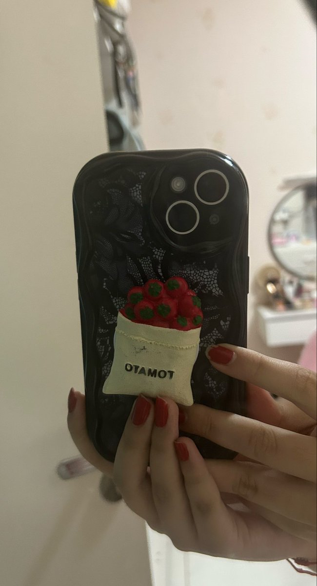 Tinkiwitch's tweet photo. Acho que um dos maiores indicadores da recessão que estamos passando é esse saco de tomate aqui q eu comprei pra segurar o celular https://t.co/RJYTzl5gLB