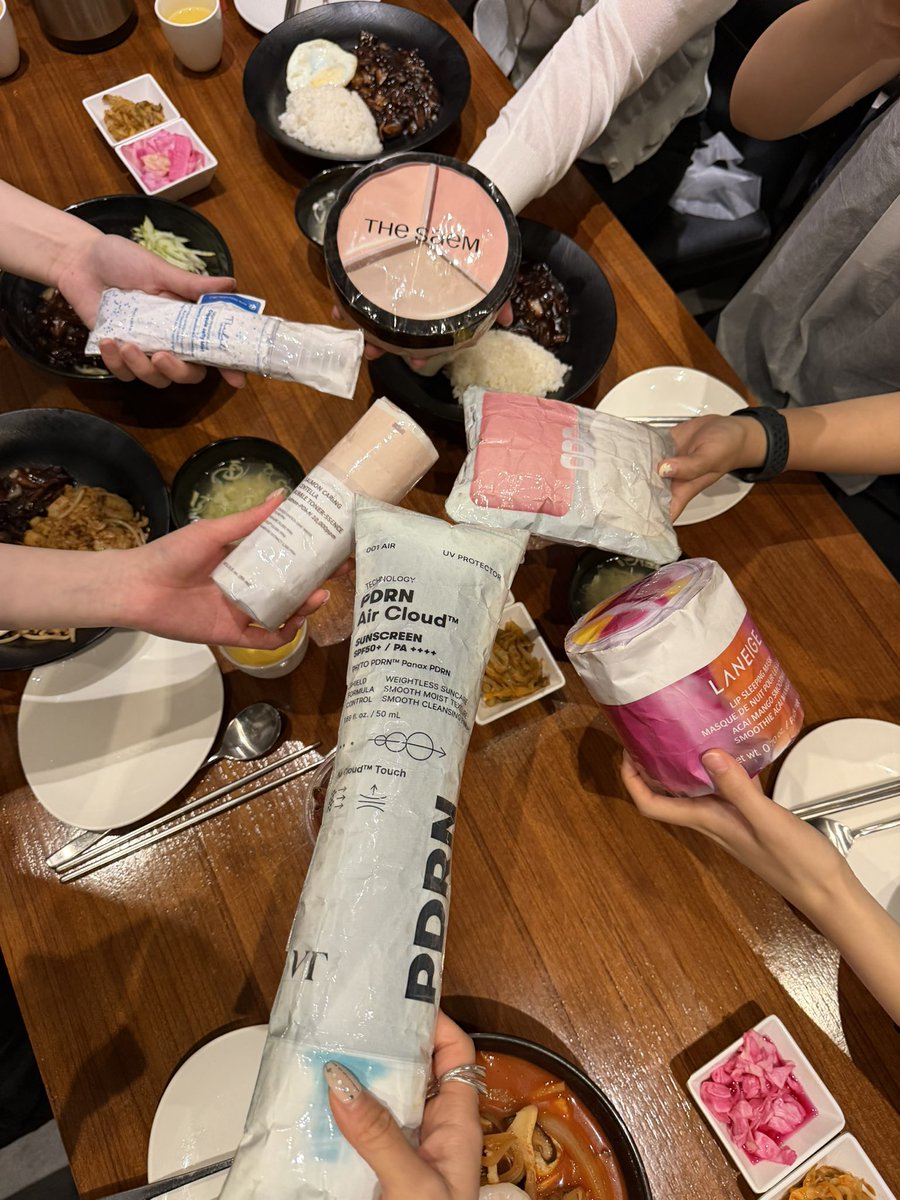 VT_cosmetics's tweet photo. 제1회 말랑이 콘테스트에 참여하고
틧터 지기님들이랑 밥먹었어요...💜
이것이 틧터 담당자의 권력이다
ㄴ부럽죠><

클리오 지기님 감사하고.사랑하고.

저랑 밥먹어주셔서 감사하고,
영광스럽고, 모든브랜드 지기님들
화이팅��니다 ...💦

@MUSINSA_BEAUTY @thelab_official 
@thesaem @Laneige_kr @heveblue_kr