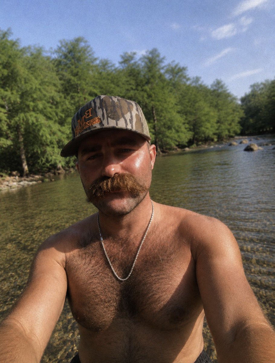 BurgerBoss00's tweet photo. #mustache #chain #hairy #hat https://t.co/GbFWlX8raF