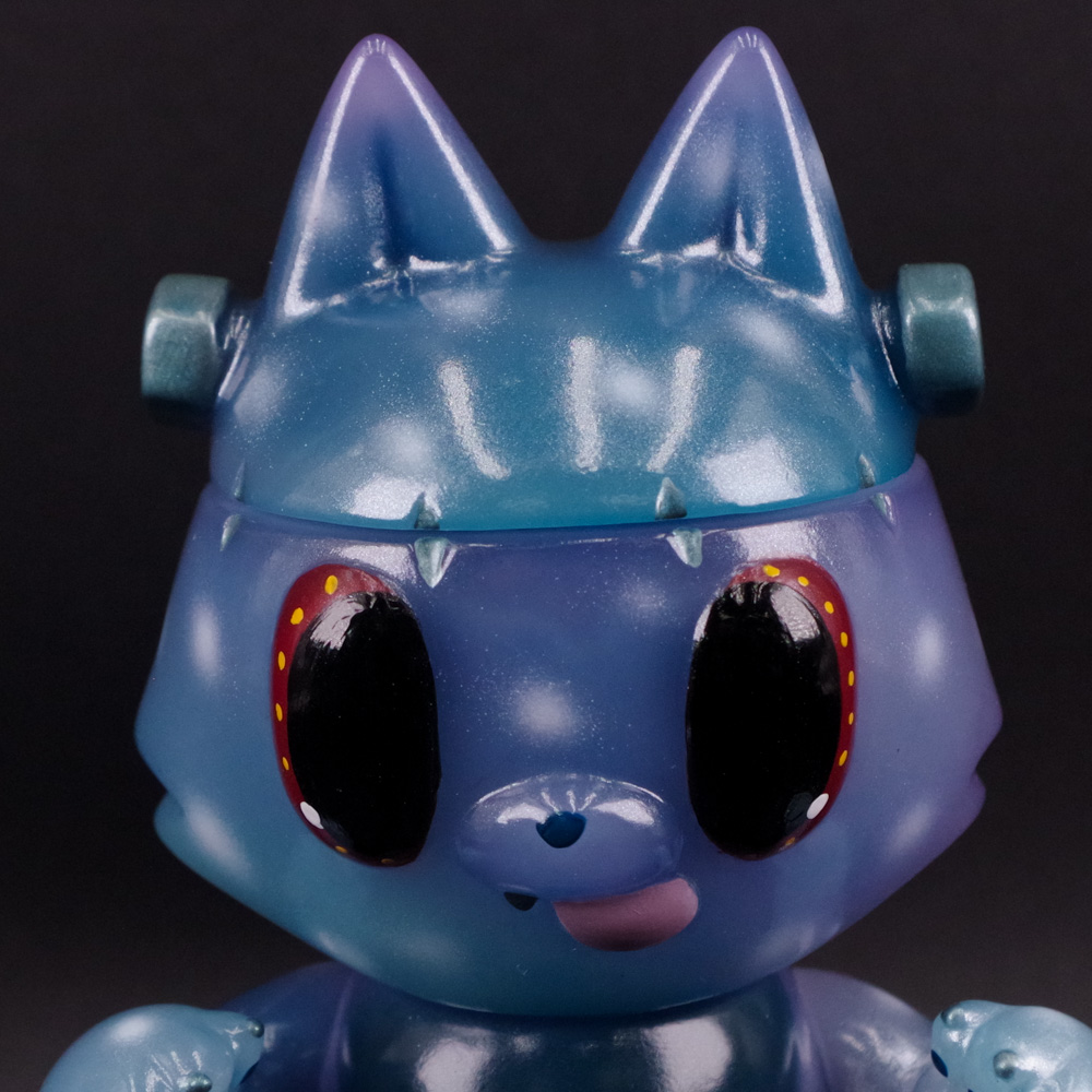 hakaba_gallery's tweet photo. 【ソフビ抽選情報】BiteMorphよりFRAZI 深海パーリナィが登場！
今回はパール感のあるブルーを基調に、メタリックカラーを組み合わせた幻想的な仕上がり。
キュートさと遊び心を兼ね備えた、見逃せないアイテムだ!!
抽選期間:8月12日(水)18時〜8月14日(金)23時59分
https://t.co/4Blhr1NaCF https://t.co/yLPEErxkGr