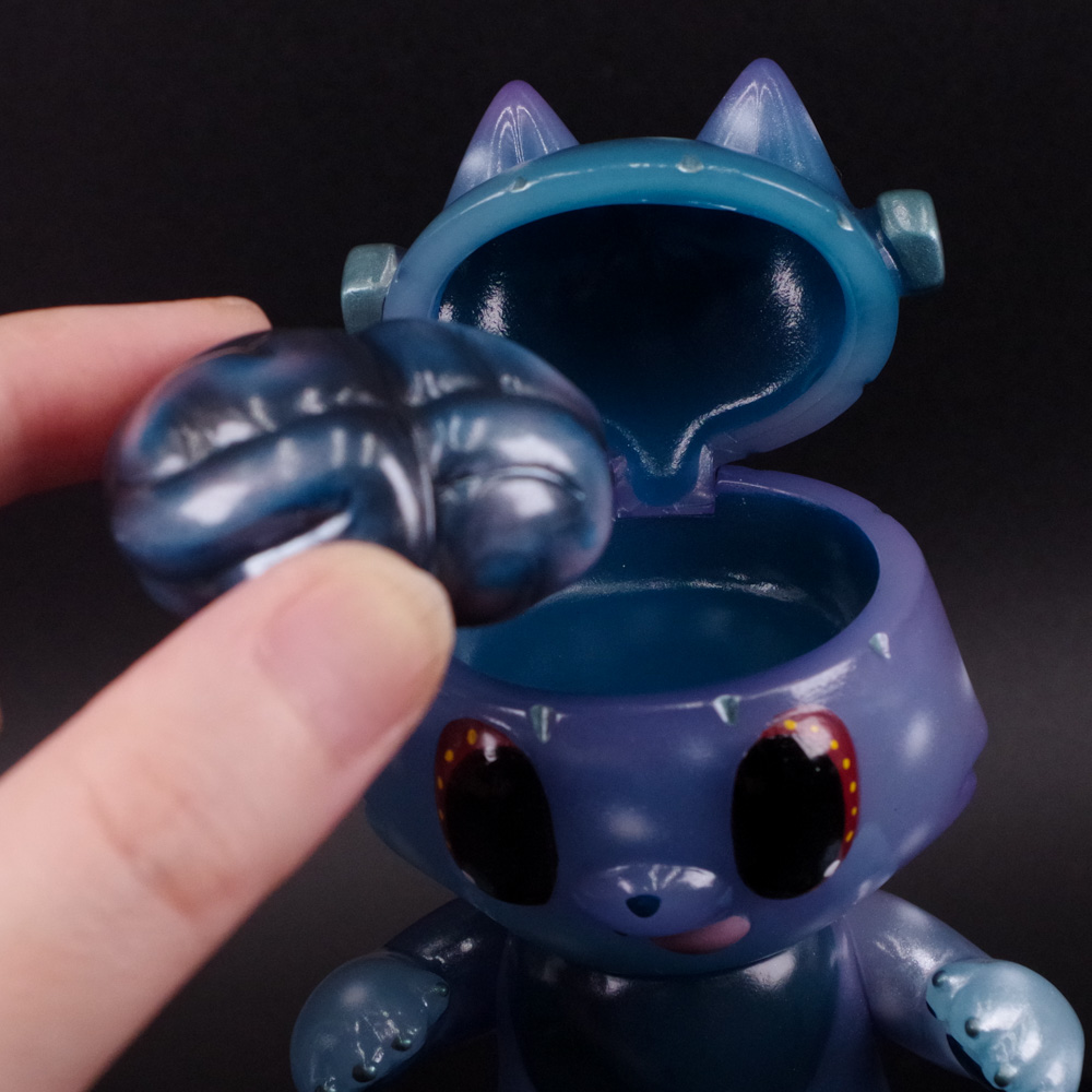 hakaba_gallery's tweet photo. 【ソフビ抽選情報】BiteMorphよりFRAZI 深海パーリナィが登場！
今回はパール感のあるブルーを基調に、メタリックカラーを組み合わせた幻想的な仕上がり。
キュートさと遊び心を兼ね備えた、見逃せないアイテムだ!!
抽選期間:8月12日(水)18時〜8月14日(金)23時59分
https://t.co/4Blhr1NaCF https://t.co/yLPEErxkGr