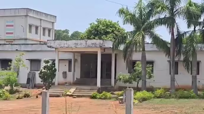 IndiaToday's tweet photo. No students, Rs 1.62 crore in funding: Maharashtra's 'ghost' hostels busted

The Comptroller and Auditor General has flagged six "ghost hostels" in Maharashtra that received Rs 1.62 crore in government funds over four years without housing a single student, according to its Compliance Audit Report 2024 tabled in the state legislature on July 10.
More details: https://t.co/5MGOBnTazO
#CAG #Maharashtra #Jalna #Latur #Buldhana