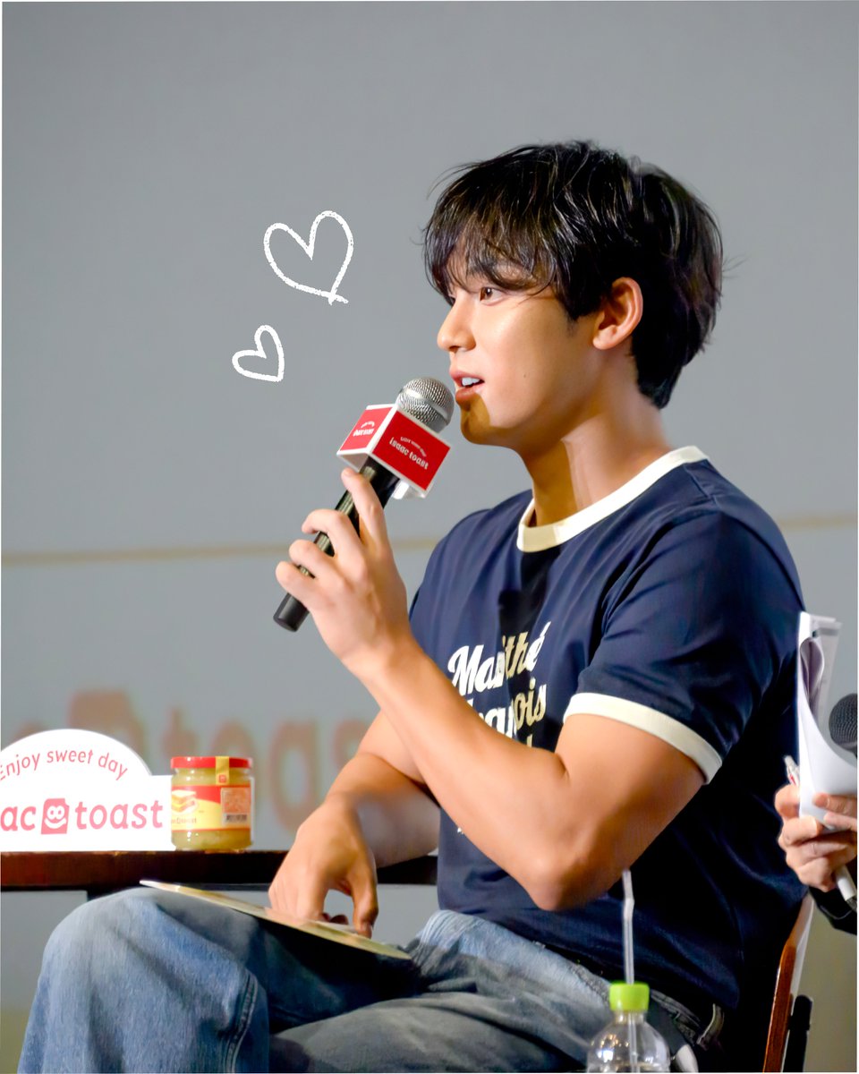 isaactoast_kr's tweet photo. [MINGYU with isaac toast]

お客様と共にしたQ&amp;Aタイム🎤

率直でユーモアあふれるMINGYUの回答で 
イベント中ずっと笑顔があふれていた雰囲気が思い浮かびますね🥰

今日もあたたかくて甘い一日をお過ごしください💙

#isaactoast #이삭토스트 #MINGYU #イサックトーストソース #フルーツジャム https://t.co/Ld1COkoIMy