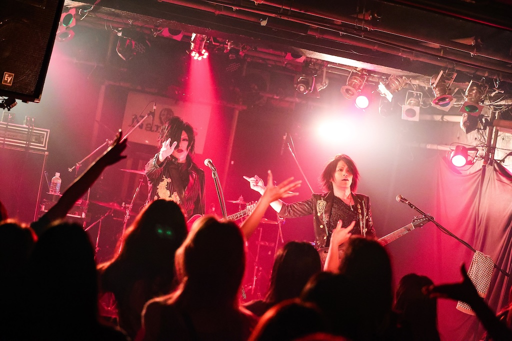 Vif_music's tweet photo. 🟦Live Report🟦
Ruiza BANDが“Redo”に名を改めて迎えた最初のステージ。Ruiza主催イベントツアー初日「BURNING SOUL vol.12」@ 浦和NarcissのレポートをUP!ぜひチェックを!
▶️https://t.co/in7YtUTulO
#Vif #Redo #LAYABOUTWORLD #ミスイ #HIDEZOU
@RuizaD1
@artcube_z
@D_Tsunehito
@MIKAGE_6th
@LAY_ABOUT_WORLD
@misui_official
@D_HIDE_ZOU_Gt