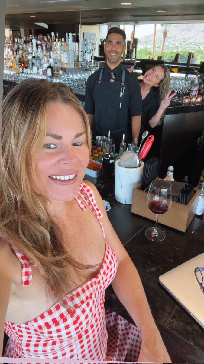 eltrelee's tweet photo. Work work work ! Thats me in the back ! ✌️ https://t.co/xISwx6b9QH