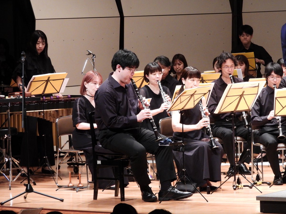 OsakaShion's tweet photo. 【御礼💐】

🎼令和8年度　文化芸術による子供育成推進事業 舞台芸術等総合支援事業（学校巡回公演）本公演
先週は菰野町町民センターにて、菰野町立菰野中学校の皆さんに向けて本公演を開催しました。

指揮は佐々木新平さん、司会は覚道沙恵子さん、そしてオオサカ・シオン・ウインド・オーケストラの演奏でお届けしました🎶
指揮者体験コーナーでは、生徒の皆さんが指揮者となり、演奏をリードする貴重な体験も✨
会場いっぱいに響く生演奏の迫力や臨場感を、全身で感じていただけましたでしょうか？☺️

今回の演奏を聴いて、少しでも音楽に興味を持ってもらえたら嬉しいです🙌
また、Shionの演奏会にも遊びに来てくださいね❗️

#オオサカシオン
#吹奏楽
#文化庁