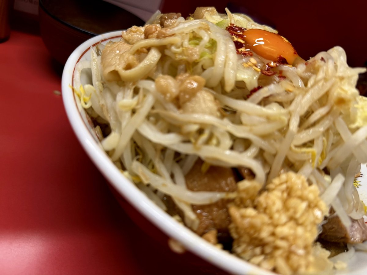 RicardPernod's tweet photo. ラーメン二郎 ＠ 一之江  汁なし大豚(¥1100)＋全部(¥0)＋🌶️唐辛子(¥0)＋生玉子(¥100)。Semifinalの地Texasへ向かう前に7/14Paris祭を祝う御食事ﾁｮﾒﾁｮﾒ。(☝՞ਊ ՞)☝豚由来fragrance薫るメゾンFZ謹製SoySauceがｶﾞﾂﾝとキマった汁に染まる麺がﾓｰﾚﾂなBon AppétitをPresent4U。 #WorldCup2026 https://t.co/qOhUYnTgC1