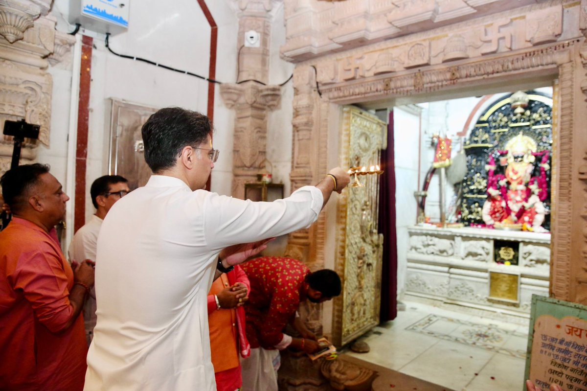 SachinPilot's tweet photo. आज सुबह माँ त्रिपुरा सुंदरी के दिव्य एवं अलौकिक स्वरूप के दर्शन-पूजन का परम सौभाग्य प्राप्त हुआ।  🙏

माँ के श्रीचरणों में नमन करता हूँ। साथ ही, देश एवं प्रदेश की उन्नति और समृद्धि की प्रार्थना करता हूँ।

जय माँ त्रिपुरा सुंदरी।

📍बांसवाड़ा https://t.co/phoWcpYqsr
