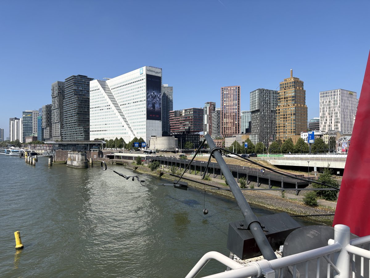drjelledevries's tweet photo. Rotterdam: ‘Maasbeeld’ (Auke de Vries, 1982) is een stalen ‘kubistische draadconstructie’ van losse elementen die de Willemsbrug verbindt met een pijler van de oude Spoorbrug. Het 180 meter lange enigszins bewegende kunstwerk staat ook bekend als de ‘Waslijn’. https://t.co/jGTvTmS3BO