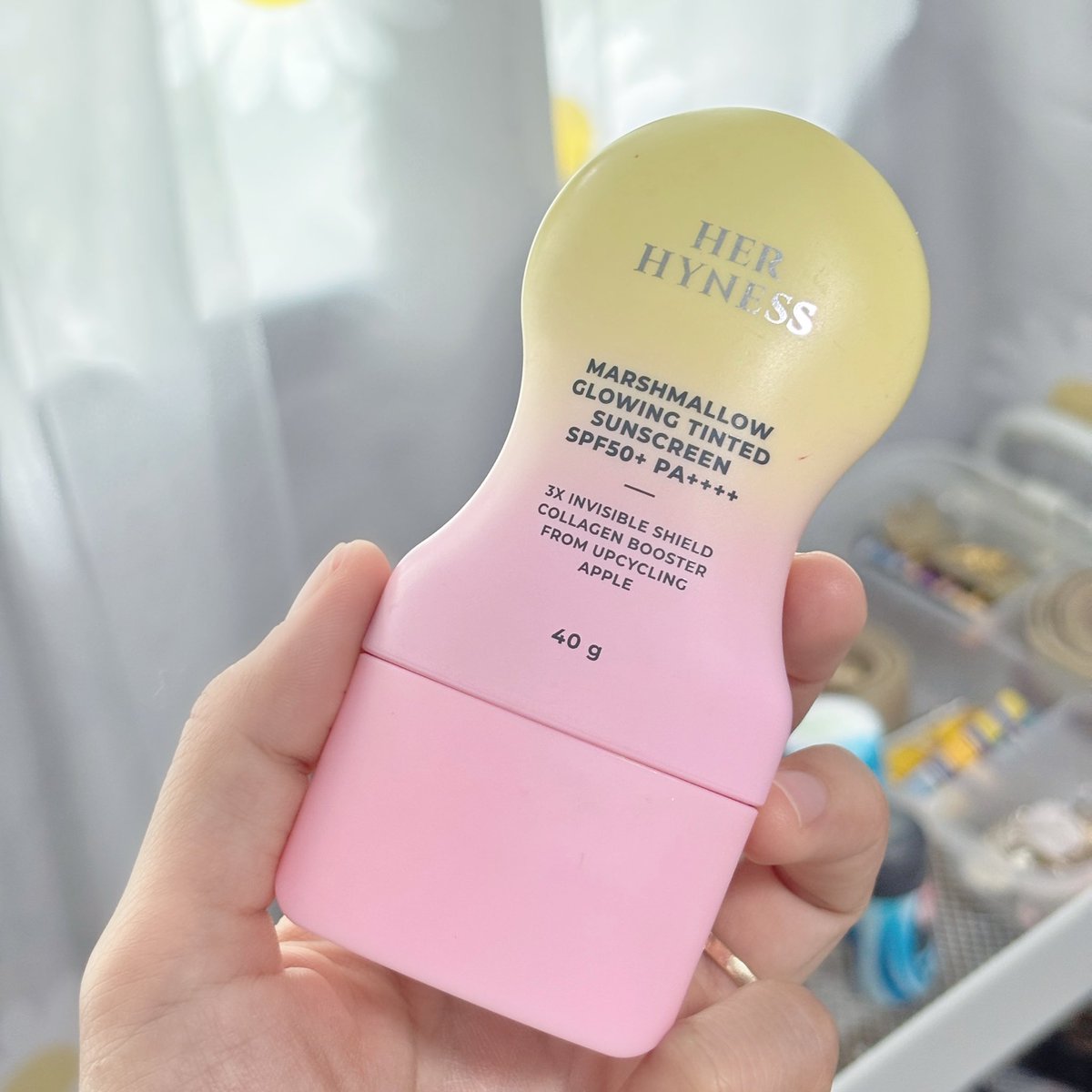 haneiihipz's tweet photo. ช่วงนี้หยิบ Her Hyness Marshmallow ใช้ทุกวัน ☀️ เนื้อทินต์บางเบา เกลี่ยง่าย เบลอผิวให้ดูเนียนใสแบบธรรมชาติ คุมมันดี ไม่หนักหน้า แถม SPF50+ PA++++ ปกป้องผิวได้ครบ ใช้แล้วแต่งหน้าต่อง่าย เป็นกันแดดที่ใช้แล้วชอบจริง เลยอยากป้ายยาต่อ 🤍✨ https://t.co/6xYDMHDlZl