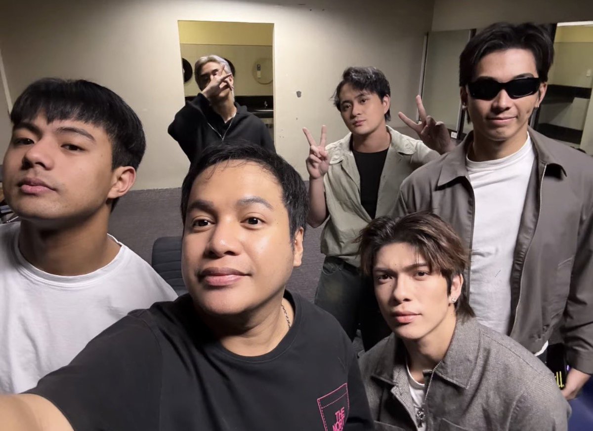 Ace_Yo_Bloom's tweet photo. #BGYO update with Coach Jerwin!🤍

isang araw palang nakalipas mula nung last mall shows nila ko na agad sila. good luck sa ganap niyo today, boys! stay safe and dryy🫶🏻 https://t.co/GcU6ELVVkE